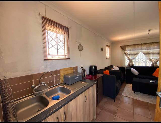 2 BEDROOM HOUSE FOR SALE IN STRETFORD